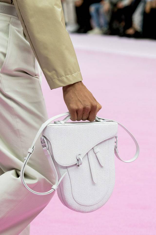 女生都能用的男裝手袋 Dior Fendi Hermes 等 春夏男裝時裝周手袋推介 Harper S Bazaar Hk Line Today