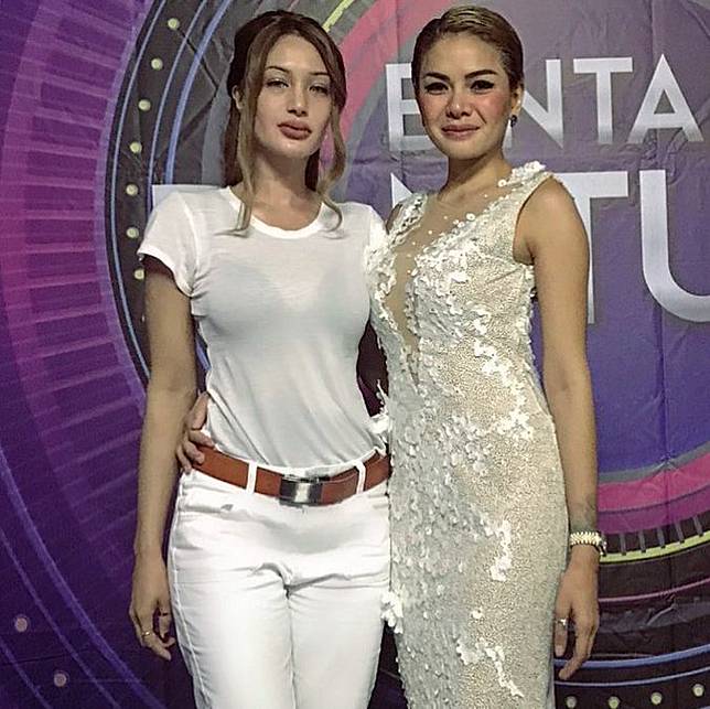Foto bareng, teman Nikita Mirzani ini disebut mirip Angelina Jolie