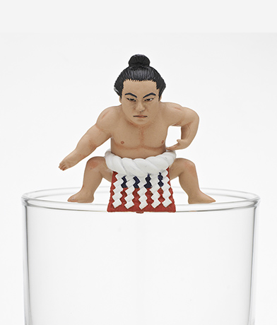 昭和の大横綱がコップのフチに！ミニフィギュア「千代のフチ」が