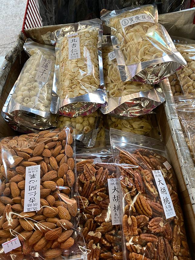 過年必備的糖果、瓜子、開心果等零食，建議購買包裝品，散裝品應注意色澤及氣味。（圖片來源：LINE熱點）