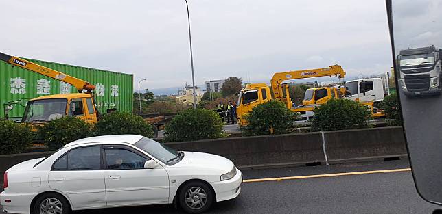 聯結貨櫃車國道「折甘蔗」　三車道一度全癱瘓