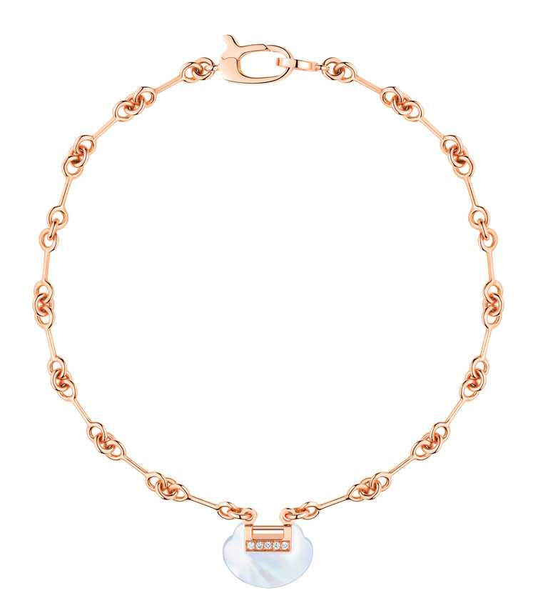 Qeelin「Yu Yi系列」18K玫瑰金鑲鑽珍珠母貝手鍊╱67,000元。（圖╱Qeelin提供）