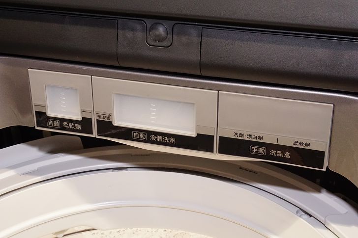 每次洗衣時，AI 會依據衣物量多寡，從儲存槽中自動精準投入剛好的洗劑量。