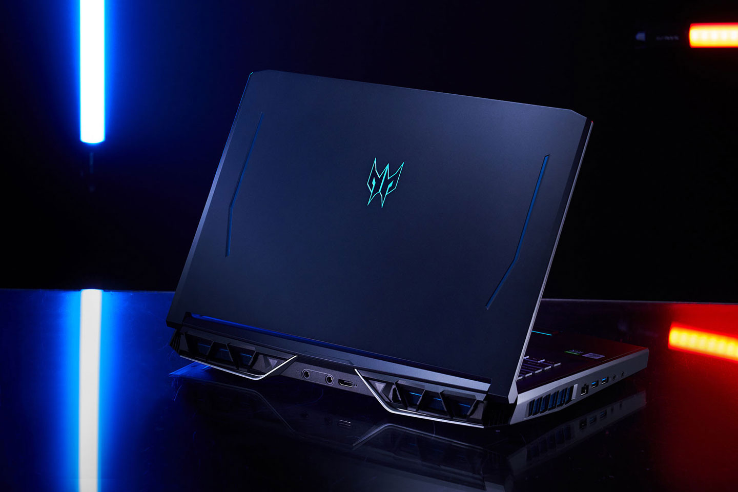 Predator Helios 700 的上蓋設計延續 Predator 系列的風格，線條簡潔但卻充斥滿滿科幻氣息。