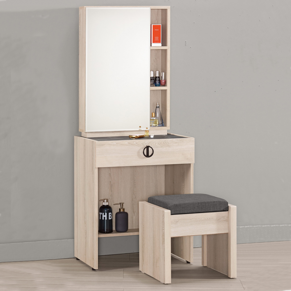 精緻輕奢設計，完美的居家風格優質防蛀木心板，結構穩固耐用開門式鏡面設計，隱藏式收納高級鋼珠滑軌抽屜，拉合滑順附收納式化妝椅，坐感舒適柔軟耐磨塗裝，保護色澤持久亮麗專人送到府／免組裝！