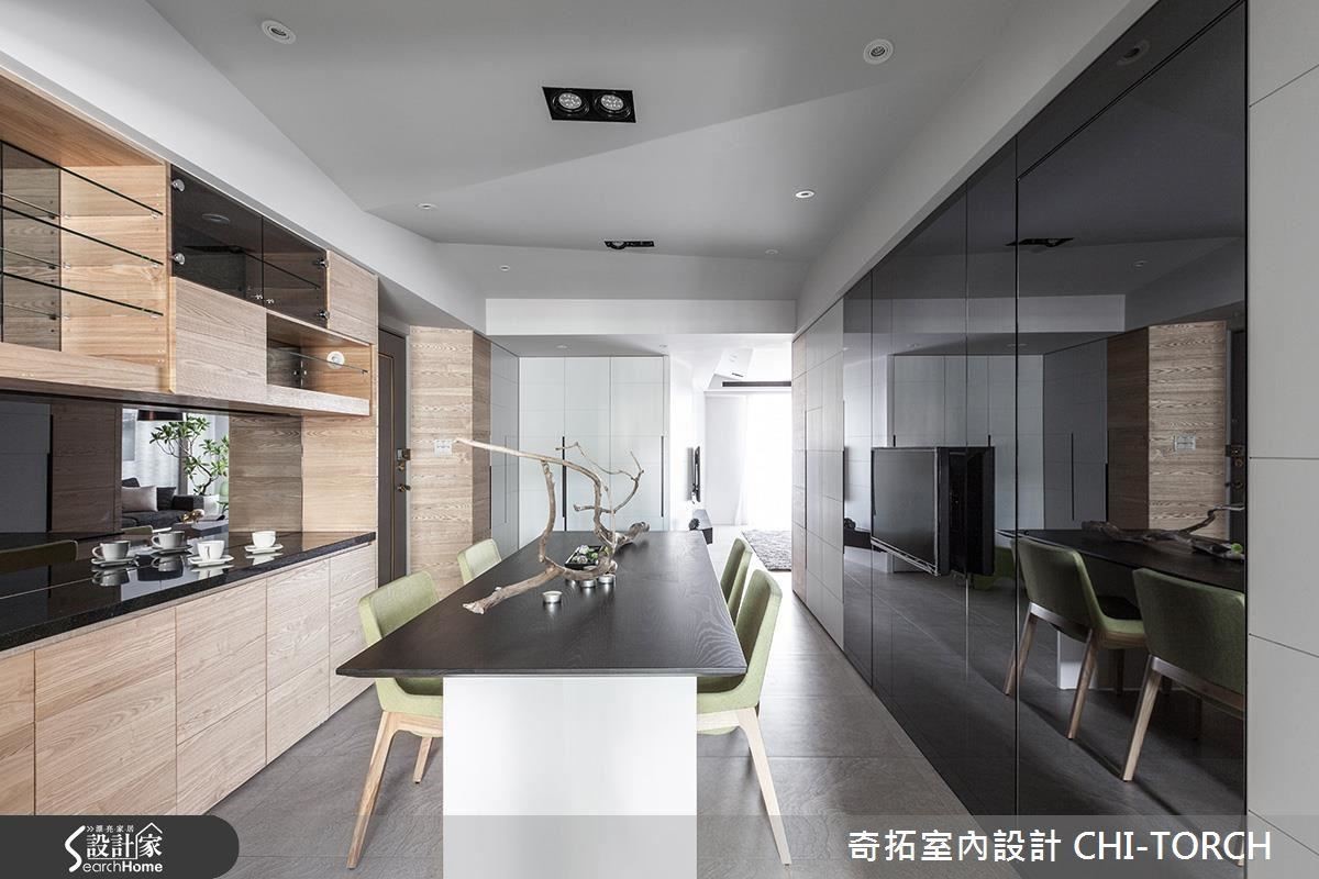 不規則的菱形面天花板，包覆梁柱同時利用幾何線條，構成極具現代風氛圍的清爽空間。