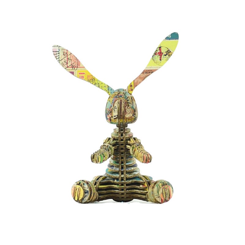 就連使用的紙材，都因遍尋不到滿意的紙，特別找紙廠開發出Tenonart專用的紙版，不論在雷射的彫刻完整度、硬挺度，都必須達到他們的品質要求。沒有生命的紙版，歷經情感的累積、精準的切割與細心拼湊後從平面