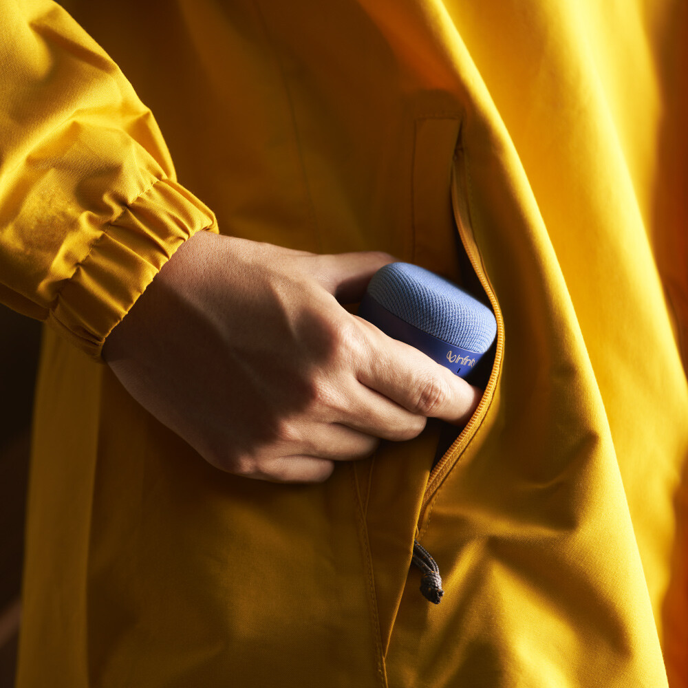 clubz mini是一款小巧美觀的喇叭側重於音樂撥放無論您是參加派對還是在家看電影均可以將智慧型手機平板電腦或筆記型電腦等藍芽裝置連接本喇叭從而聆聽到出色的音質 功能與優勢: 便攜式喇叭: 身攜帶您