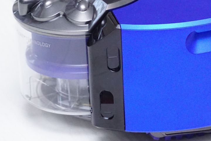 機身共搭載 8 個感應器，協助 Dyson 360 Heurist 前方兩米範圍內的情況，同時也具備防跌落功能。