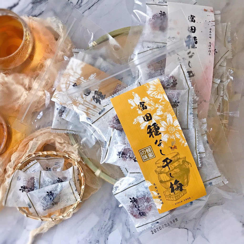 富田無籽梅干2.0 = >獨家改良 富田獨家研發使原本又鹹又酸的日式梅乾降低酸鹹度,更適合台灣人的口味! 原本包(90公克)只有16~17顆梅子(現在日本貨的也是如此) 現在90公克竟然有25顆以上了