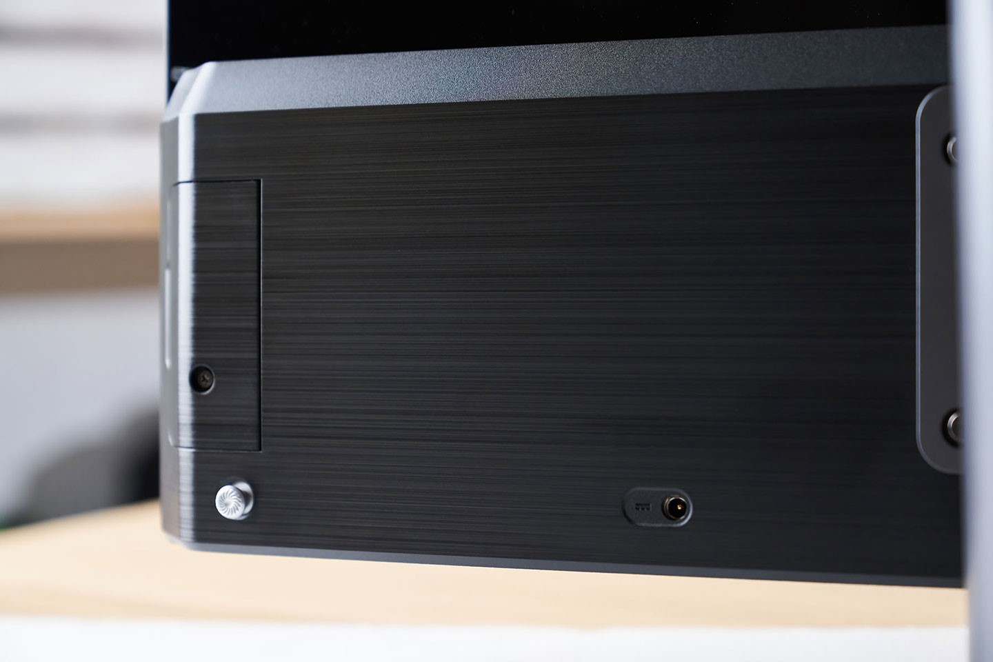 機身背面左下角可看到電源鍵與螢幕 OSD 選單控制的方向桿。