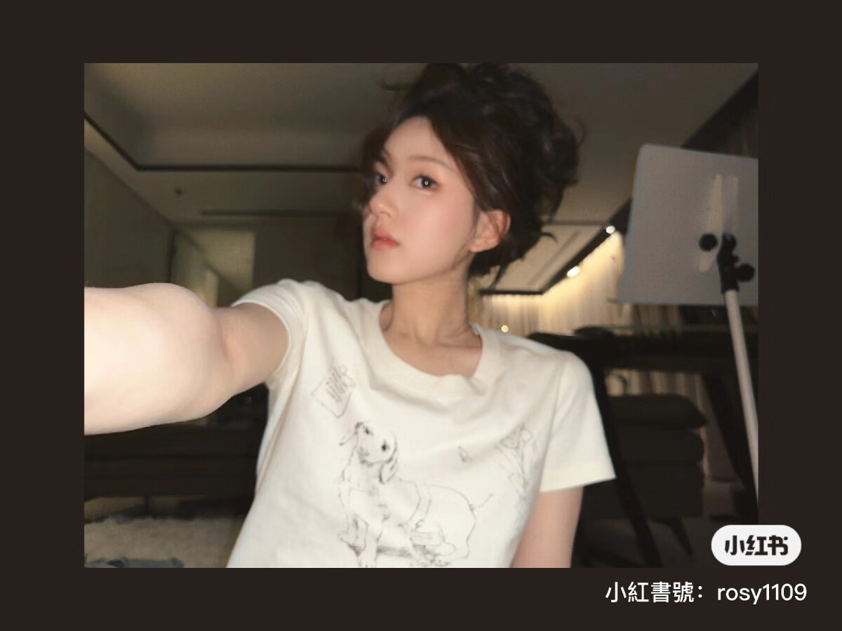 趙露思跳脫清新甜美！新造型化身慵懶辣妹全網瘋學，在家拍照氛圍感滿滿！