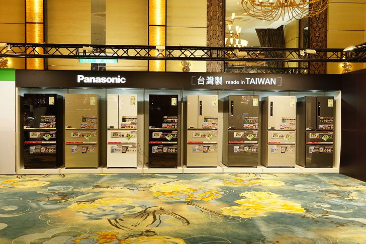 Panasonic 冰箱產品品項眾多，一字排開十分壯觀。