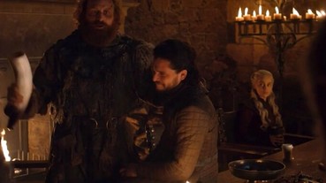 《權力遊戲》場景穿越出現星巴克外帶咖啡杯，網友笑稱：幫龍母外帶咖啡杯的店員慘了......