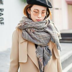 ◎圍巾披肩圍脖|◎經典千鳥格拼接|◎車工鎖邊 不斷線不易掉色品牌:Acorn*橡果品牌定位:流行品牌類型:圍巾材質:棉尺寸:200×80±3CM(彈性)顏色:混色系/撞色系,棕色系,黃色系,綠色系,多