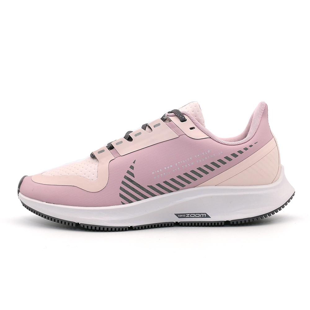 NIKE W AIR ZOOM PEGASUS 36 SHIELD 女慢跑鞋-AQ8006500-粉旋風回歸，沖孔鞋面設計帶來更多涼感，可針對高溫區域展現優異透氣性。更薄的鞋跟鞋領和鞋舌，可減輕厚重感