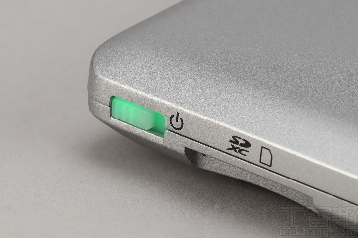 當開機時開機鍵會以綠色燈號顯示。