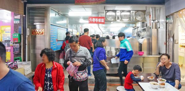 【台北美食】楊后庄排骨酥麵-饒河夜市裡人潮滿滿的超人氣美食