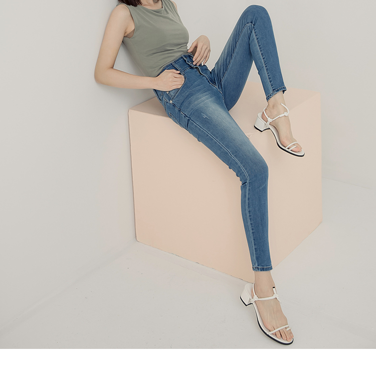 高腰設計撫平小腹穿出美好的比例，<br />打造長腿羨煞旁人，<br />富有彈力的面料，<br />不受拘束、更容易活動！(1色)<br /><br />**************<br /><br />小提醒：<br />版型偏大<br />請依照個人喜愛的舒適度購買 <br />口袋為真，釦可開<br />深色衣物建議單獨洗滌，以翻面手洗或放洗衣袋洗較佳喔(勿用熱水)<br />並建議新品穿著前請先下水洗滌，以避免染色問題唷~