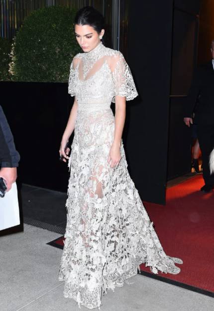 5 Inspirasi Dress Tertutup Buat Prom dari Seleb Hollywood