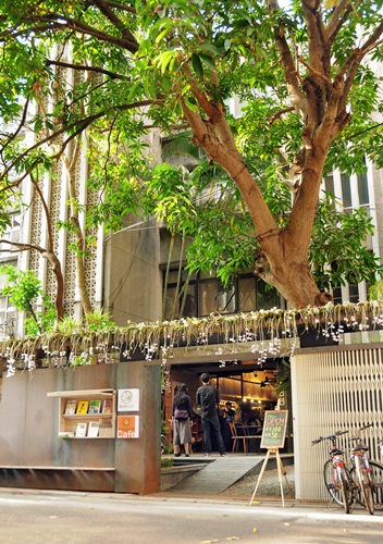 新開店！伊聖詩私房書櫃