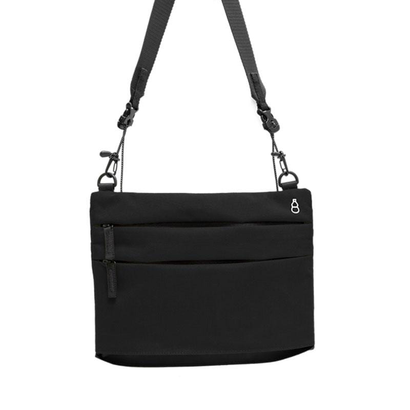 產品特色 嘖嘖募資784% 達成率。 經典包型 · 變化百搭 小包正夯，極簡設計，低調百搭 包體容量 · 一秒擴增 輕鬆出門 輕量、耐用、防潑水 產品介紹 你有沒有遇過生活中「不只＿ 也有＿ 」的時刻