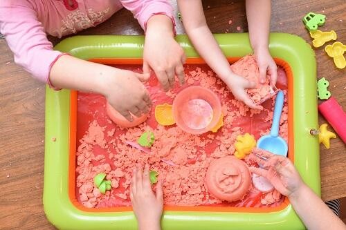 雨の日だって自宅で砂遊び 簡単にできる室内砂場の作り方