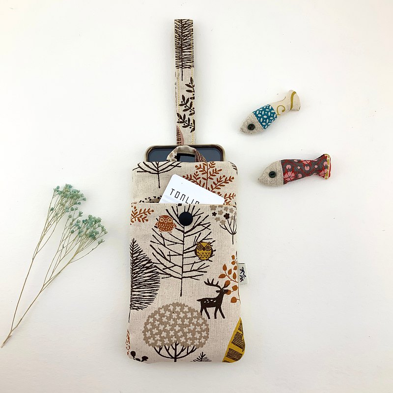 #放在包內保護螢幕，取用方便，提在手上或掛在手腕上，保護手機又吸睛。 #多了一個口袋，收納卡片、鈔票，超級方便。 @販售商品為一個手機套。