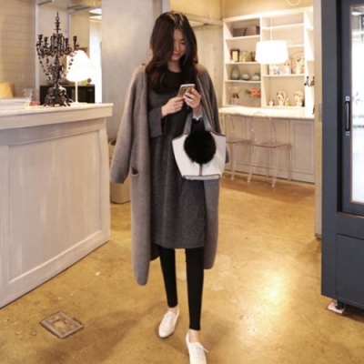 開襟的造型與垂墜感十足的設計 展現韓式風尚的韻味 給人知性且俐落的印象