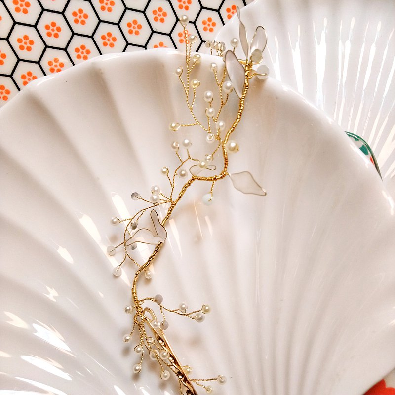 精緻小巧.古董之境. 簡單不失優雅 材質:進口樹脂..以手工多色工法上色..手工繁雜..在不同光線..呈現不同光線折射的色調..每片花葉都不一樣低調耀眼