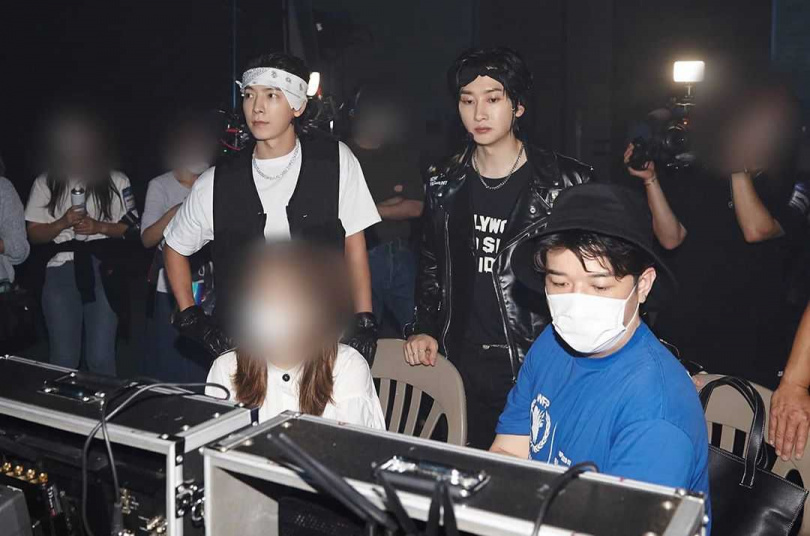 神童(右)跨刀擔任D&E新歌The stage舞台導演。