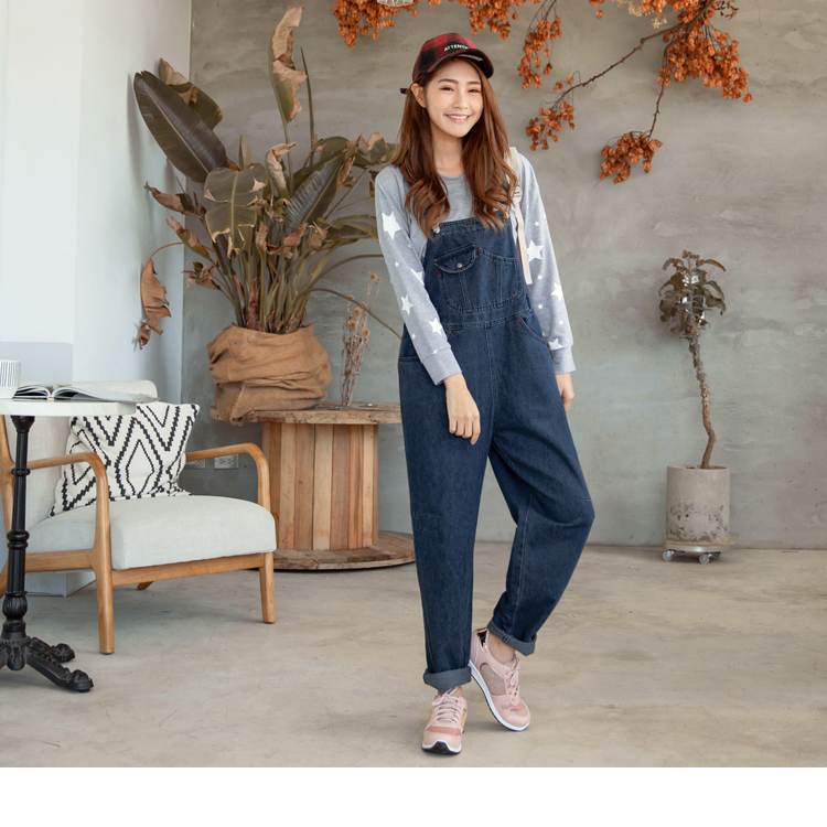 選用高含棉材質做為基底面， 打造出在外也感受舒適又柔滑的感受! 小小兵的吊帶褲帶動時尚界的穿搭流行， 怎麼搭都街頭潮味且率性度UP! ************** 小提醒： 肩帶可調、前後口袋為真 深