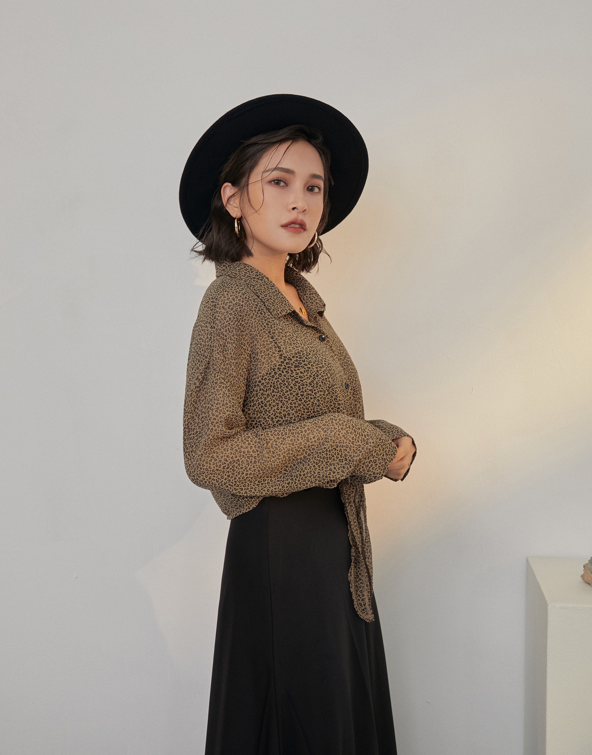 圖騰印花/下擺有綁帶造型/簡單有型/面料透肌建議內搭