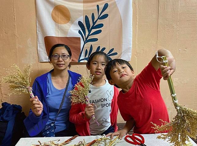 ▲長輩或小朋友都適合的體驗！聚精會神一起來製作自己的手工掃帚。（圖／奧丁丁體驗)