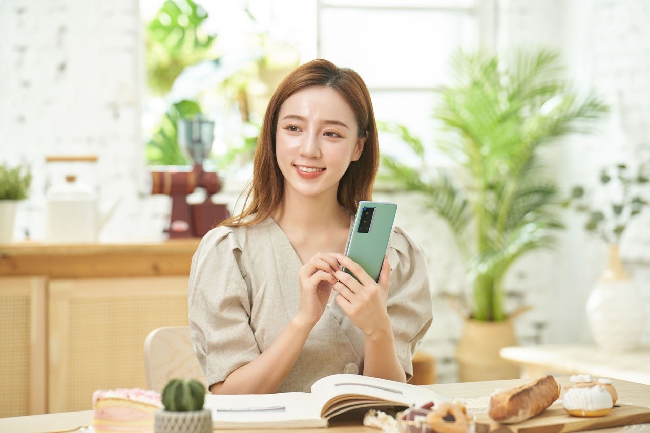 相機之餘，X70 系列在其他規格配置上也很出色，像是兼具效能與省電能力的處理器，以及廣色域、高對比度、高佔比的 AMOLED 螢幕 (X70 Pro 為台灣首款導入 E5 AMOLED 面板的旗艦手機，峰值亮度更高，面對戶外強光直射依舊能輕鬆辨識螢幕上的內容，也讓 HDR 高動態範圍內容的呈現效果更加出色)。