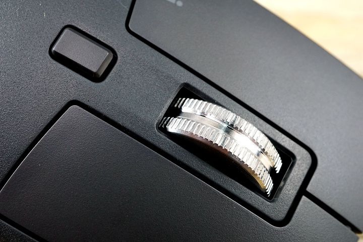 以不鏽鋼打造的全新 MagSpeed 電磁滾輪，具備兩種滾動模式，可透過滾輪後的按鈕進行切換。