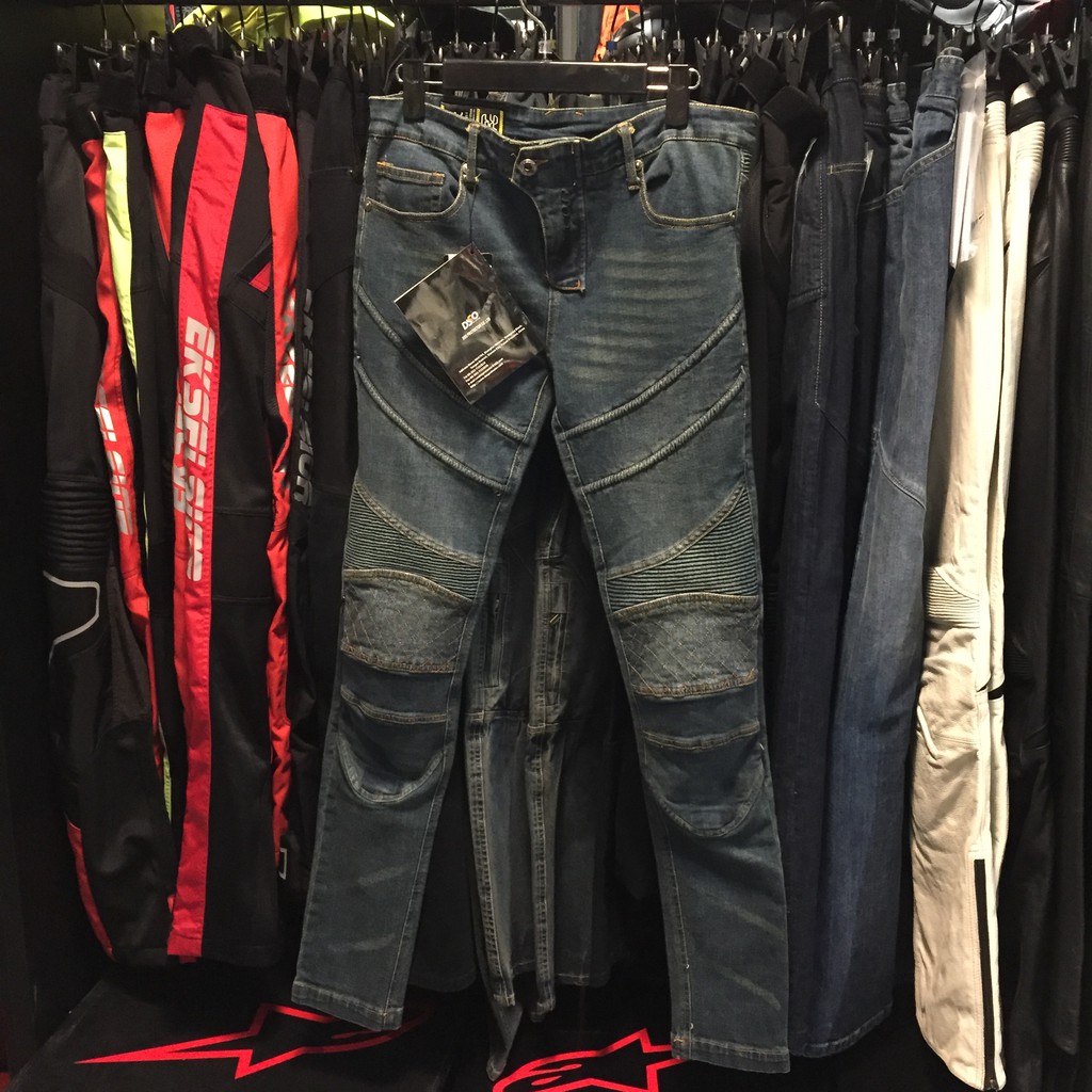 商品特色彈力皺褶設計 - 在上下車等腿部伸展大的場合，彈力縐摺設計可以增加延展性，不會有緊繃的狀況可拆換護具口袋 - 商品本身配備了SPRS專利CE認證護具，在機洗時或是非騎行使用時可自由拆卸。SPR