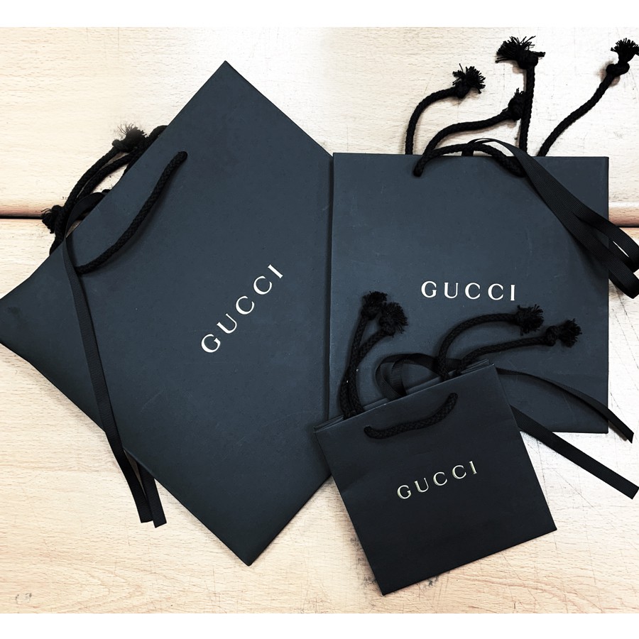 【商品規格】 品牌：GUCCI 品名：紙袋/提袋 小紙袋-黑色(尺寸約14x14cm) 中紙袋-黑色(尺寸約21x21cm) 大紙袋-黑色(尺寸約28x28cm) 規格/容量：1入 保存期限：正常使用