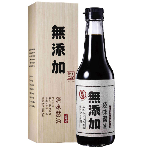 金蘭用心採用最原始釀造的四種基礎原料： 非基因改造黃豆、小麥、食鹽與水，長時間自然發酵而成的醬油。 完全沒有添加任何食品添加物，也沒有添加糖， 自然散發豆麥香氣，純真原味，每口都安心。 只有四種釀造基