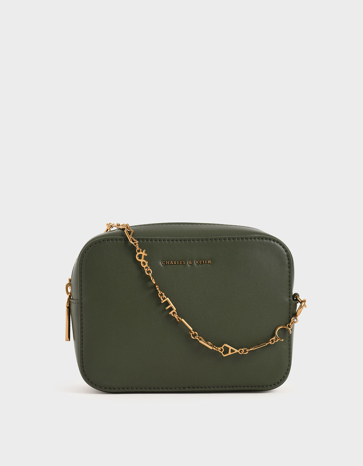 想要初試高調包款的女孩也能輕鬆駕馭的入門款，採用溫潤的綠色中和了金屬鍊條的張揚，展現低調中的華麗。