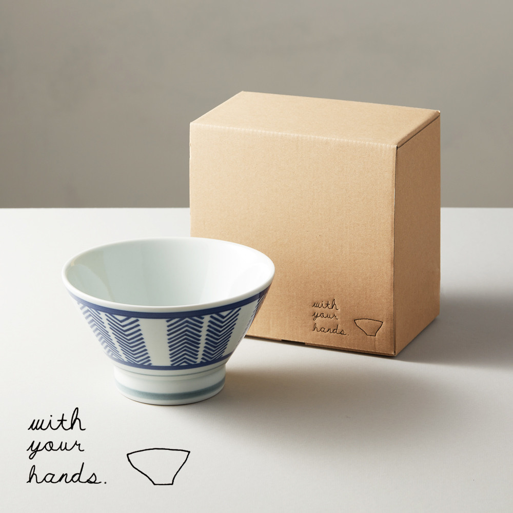 日本餐具特惠選品 5折起 (售價已折) 日本超人氣波佐見燒職人手製餐具 品質保證日本原裝進口陶瓷餐具 傳統技藝現代設計展現食器新意 日本職人手繪溫潤手感材質輕巧 和風定番湯碗吳須染質感手繪 附贈原廠包