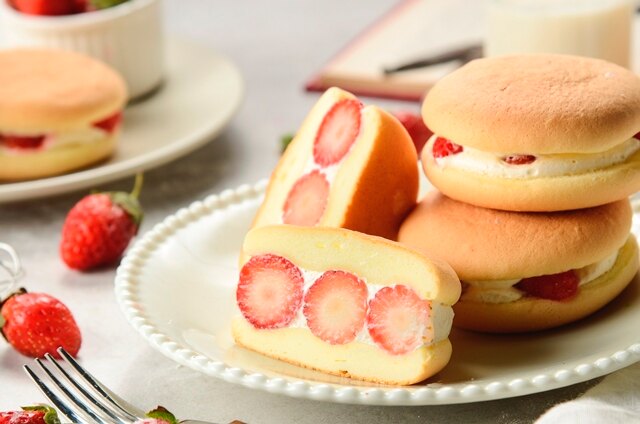 草莓生乳雪燒一盒5入~師父獨特研發Q軟蛋糕體，加上新鮮大湖草莓，及北海道生乳餡~ 口感酸酸甜甜Q軟綿密