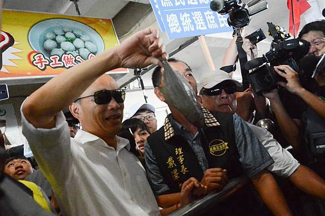 韓國瑜出海 體驗採蚵樂