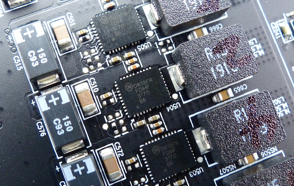 Radeon RX 5700 顯示晶片與記憶體供電轉換，單相均採用 1 個 FDMF3170，最大通過 70A 電流，並內建溫度與電流偵測。