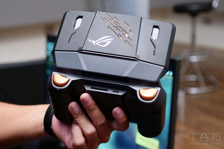 手機/掌機/桌機自在變換，ASUS 電競手機 ROG Phone 同場4大配件讓你玩更狂