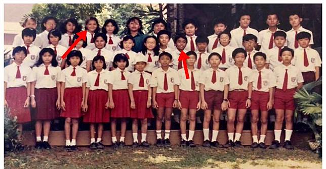 Dua anak SD di foto jadul ini sekarang jadi seleb terkenal, siapa ya?