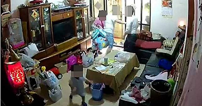 要錢不成離譜公公踹媳婦　4口躲小套房避家暴