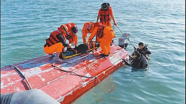 陸籍漁船拒檢追逐翻覆，4船員落海，海巡艇救起2名船員及尋獲另2名落海失去意識船員，經送醫搶救仍宣告不治。