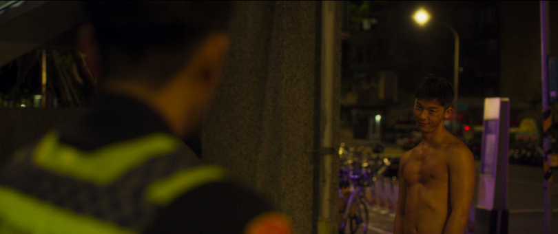 許光漢在《關於我和鬼變成家人的那件事》全裸跳鋼管，引起網友熱烈討論。（圖／Netflix提供）