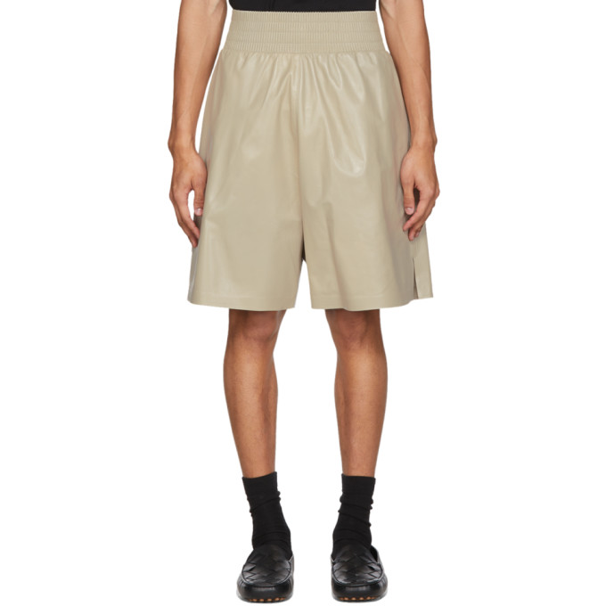 灰白色短裤。高腰剪裁，双袋款式，弹性裤腰，开衩外缝。供应商配色：Off white